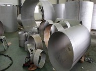 압력용기 제작 재질은 모두 서스 304절곡밴딩한 자재를 맞추고 용접하고사상을 통해 만들어진 뚜껑입니다 몸통과 노줄용접 중완성품은 패킹하여 운송준비하고현장설치