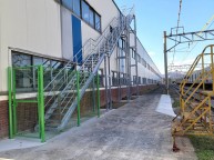 공장에서 제작하여 현장에 설치한 철 계단입니다계단 판은 그레이팅으로펜스까지 설치하고 마무리