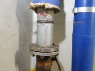 배관누수로 후렌지교체작업 그런데 사진 위아래 배관이 틀려보이는데아래는 동배관 위는 아연관입니다절연후렌지라로 동배관을 연결해줍니다어쨋든 사진에 용접한곳 뒷쪽에서 누수가되어절단하여 교…