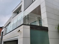 기존 난간이 부식되어스텐레스 유리난간으로 교체작업 해드렸습니다 난간을 철거하고교체작업 중