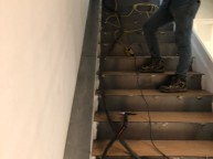 계단과 벽 사이가 벌어진 것은 설계잘못이고 이 잘못된 것을 잡아달라는 요청으로철판을 절곡하여 작업