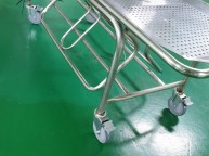 바퀴가 오래되어 빠지지 않아서절단후 교체작업