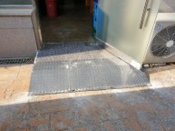 떡복기집 앞 타일이 깨지고 부셔지고 휠체어탄 손님들이 턱이 있어힘들다는 점을 고려해서체크판으로 슬럼프 설치