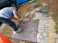 주차장 그레이팅과 철등 고정시켜 달라해서 용접