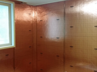 서울면목동에 위치한 단독주택곰팡이냄세와 안방결로 실내단열을 해결해줄수있는지 의뢰가 왔습니다일단 곰팡이제거를위해 가구 책상 침대를가운데로몰거나 다른방으로옮겨서 비닐로동봉후작업시작 곰…