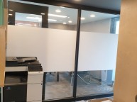 파티션 제작설치 후 급하게 필름작업요청으로 기존에 있던 투명막을 뜯어내고칠판처럼 쓰고 적고 할 수 있게흰색 시트지 필름작업 완성