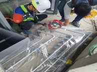 튜브 배관은 까다롭죠 용접사는 시험을 봐야하는데통과된 시편 내부 Back 깨끗하게 잘나온거 보이시나요 41 짜리 튜브관은 정말 가늘지만 합격이네요 배관사이로 기어들가 작업하던거 생…