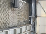 전시차량 이동용 호이스트를 사진처럼 고정시킬수 있게해달라는 주문에 따라서단 고장력봉을 사용조건 와이어줄을 만들어서베이스판 20T철판을 용접하고그위에 샤클을 짤라 연결고리를 만들어설…