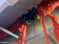 소방배관 밸브가 파손되어 교체작업 진행중밸브를 뜯어내고교체후 보온재까지 마감