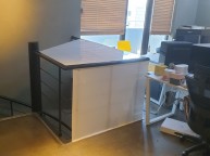 책상 난간을 덮고 가려 달라는 의뢰