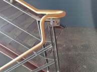 핸드레일 1층에서 4층까지 평철 난간을 만들고 그 위에 장애인 해드레일설치작업그 위에 핸드레일커버 작업