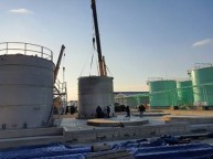 탱크제작을 위해선설계값으로 입력되어 레이져로 컷팅해서 입고된 자재를 넗은 공간에 펼쳐서 배열하고용접하여 붙여나갑니다용접한 판을 세워 라운드를 만들어 한층 한층 올려제작해 갑니다탱크…