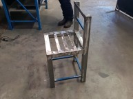 50짜리 남은 파이프로 의자를 만들어달라는 주문 MIG용접기를 갖고 있으니 몸만가서 작업 알곤이 아니라서 많이 투박하지만작업속도는 매우빠릅니다그리고튼튼합니다