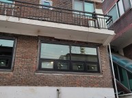 노후 주택 리모델링을 하는 집에 창과 거실을 확장하려면 구조가 튼튼해야 합니다노후 주택은 그렇치 않기에빔과 파이프로 구조물을 만들어 설치했습니다 빨간색 줄친 곳 보강하고 창을 설치…