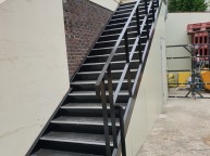 얼마전 제작한 철계단에서추가의뢰를 받았습니다칠과 함께 계단 미끄럼방지그리고 계단 옆 샌드위치판넬 작업의뢰를마무리했습니다이 상태를마감처리 했습니다