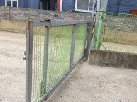 트럭이 문을 받아서 휘어져 문이 들어가지 않는다는 문의를 받고 출발사진처럼 휘어져 있어서 절단작업도장은 직접하신다네요