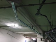 노후 소방배관 누수 긴급 보수 배관을 연결하는 T까지 보수하기에 공사가커진다는 이유로 부분 배관 보수작업문제 배관 모두 짤라내고용접시작 용접중에 배관에서 물이 나오고 있는데보이시나…