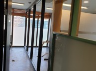 기존 사무실에 칸막이를 만들어 달라는 주문에 따라 제작 설치 중 칸을 나누어 제작하고 사무실에페인트 냄새를 최소화하려 펜인트 도장까지준비해서 작업 들어갑니다