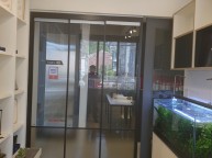 사무실을 꾸미면서 출입문 설치를 의뢰받고 시공