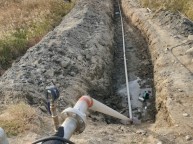 온천나오는 관정에서 온천 탕까지 연결하는 작업으로 304 65A 배관 50본을 연결함 바람이 불어 고생 좀 했습니다땅파기배관연결 용접하여 끌고가기