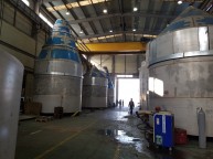 설계를 통해 제작하고 절단된 부분을 모자이크처럼 맞추어 조합하여 만들어 집니다 탱크 몸통과 내부입니다