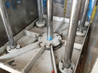 프레스 구조물이 수평을 맞추어 용접