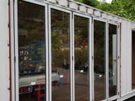 경기도양평에 위치한 상가건물 신축현장 1층 폴딩도어설치 일반적으로 폴딩도어른설치 할때는 6mm칼브록 으로설치후 실리콘으로 마감을하는데 요번 폴딩도어는 크기및무게가있어서 가로바 세로…