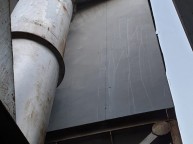 집진기 보수작업 3T 철판을 제작하여 설치하는 작업제작한지 4개월되었다는데 철판자재를 너무 얇은판썼꺼나 산이 너무쎄서 생기는 현상