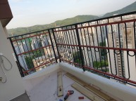 37층 아파트 베란다 작업 바람도 불고방부목 가림막을 하기 위한 하지작업