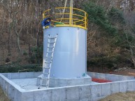 유류탱크20000L 제작하여이동설치작업 2톤이 넘는 무게를 탱크다이에옴기려고 60톤 크레인을 불렀습니다