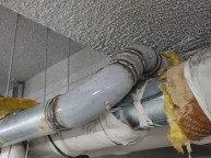 100A 배관에서 누수접수받고 현장방문 기존 그루밍 클램프에서 물이새고 있어 임시조치상태고무배킹을 교체해도 안되어 용접하기위해철거엘보등 부분철거 용접후배관연결용접