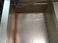 호텔 주방의 싱크대 오래되어 크랙이 가서 교체를 권했지만 사용할 수있게 부탁하여304판을 대고 작업해드렸습니다