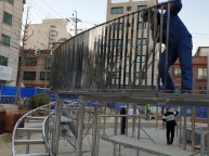 스텐 평철 난간 10cm 간격으로 설치하는 작업 1000개가 넘습니다