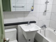 윗집 화장실 누수로 인해 아래집에 천장 몰딩벽지 엉망이네요 원인을 찾으러 문제의 집에 갔고 화장실이 아닌 화장실 외벽에 누스를 확인했는데 화장실을 모두 들어내서 방수를 해야하는 상…