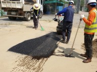 미군부대 배관누수 해결하고 미군부대측의 원상복구요구로 아스콘 공사 장비등을 불러 땅을 다지고바닥과 아스콘이 잘 붙도록유제를 뿌리고