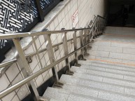 장애인 리프트 핸드레일 보수작업 3T 서스파이프도 세월과 무게 앞에는 장사없다고 터지고 깨지고 3T 두께가 1T줄었습니다 새로 제작설치하는 동안 안전을 위해 보수작업을 하고 왔습니…