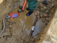 긴급긴급물새는게 보이시나요 배관이 삭은것도이런 상황은 긴급 호출을 받고 알게됬습니다도착한 곳은 미군부대비록폐쇠는 곳이고 한국 땅임에도미국부대란점 바닥에 물이 고여있는거 보이시죠 장…