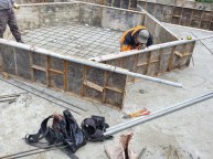 거푸집 설치한곳에 1차 레미콘타설작업 문제는 날씨가 안좋아걱정입니다지금 레미콘 타설한 곳에거품집을 새로만들어 2차타설그자리에 탱크다이가 만들어집니다탱크를 앉혀 설치하면 아래 사진의…