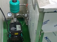 수압 테스트기 설치공사 수도에서의 수압이 낮아서6mpa 까지 수압 테스트 할 수 있게 설치 의뢰에 따라윌로펌프와 수도관까지 배관 연결작업부족한 배관은 직접 배관에야마를 내는 작업일…