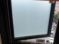 이번 태풍에 창문을 열어 놓다보니 태풍에 창호 암이 부러진게 많아서 교체작업중보이지 않는 부분은