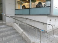 노후된 핸드레일을 철거하고 튼튼하게 설치해달라는 주문에따라 설치작업 모두 철거후 순서되로 작업설치