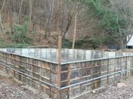 기존 탱크옥내를 멸실하고 그자리에 새로운 유류탱크를 제작해서 설치 그리고 보일러까지 배관을 연결하는 작업이와 같은 작업을 위해서 선행될 철거 및탱크다이 및 방유제공사