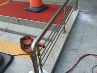 핸드레일 보수작업 기존 위치작업을 하려니 기존 앙카가 부식스텐레스 재질 No재자리에 핸드레일을 설치하려면스텐레스 베이스판에 고정하여 작업