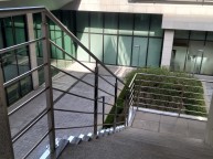 노후된 난간을 철거하고 오래오래 사용할 수 있는 재질을 선택하셔서스텐레스로 설치