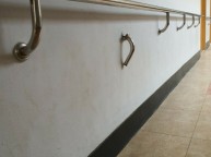 초등학교 복도에 핸드레일입니다아이들이 매달리고 흔들고견딜 수 없는 핸드레일아이들 안전을 위해 수리해야겠죠보수할 곳도 많고무엇보다 안전을 위해 튼튼하게 시공을 요구하셔서1M 간격으로…