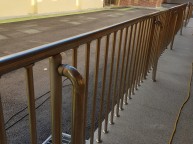 노후된 핸드레일 떨어지고 흔들리고보수작업 들어갑니다