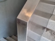 헤어라인 판재로 작업한 계단 난간을 다른 회사의 작업자가 작업을 하고 난뒤 안 좋게 된 상황입니다 신축 건물의 주인은 너무 심하다며 사진의 판재의 결을 사라지게할 수 있냐는 의뢰를…