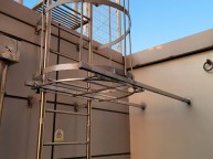 18층 옥상 등받이 계단 하단을 막아 달라는 의뢰에 따라 개폐식이 아닌 슬라이딩 스타일 의뢰에 따라설치해드렸습니다