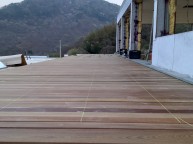 공기 좋은 옥상에 데크를 설치의뢰를 받았습니다 바닥 마감재는 멀바우입니다