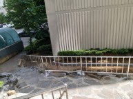 광명시 소재의 아파트에서 스텐 난간을 의뢰 받았습니다 난간을 설치해야 조경을 끝낼 수 있어 서둘러 제작하여 설치에 들어갔습니다설치에 앞서 난간이 흔들리지 않고 튼튼하게 고정될 수 …